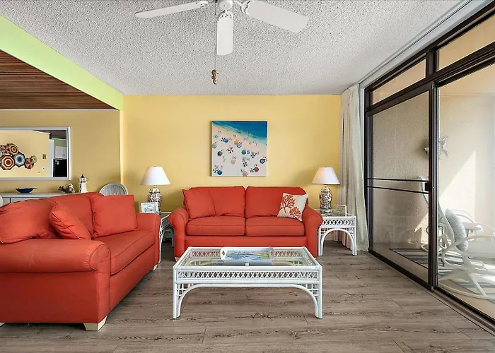 1 Bedroom Oceanfront Condo, Steps To The Beach! Holiday home