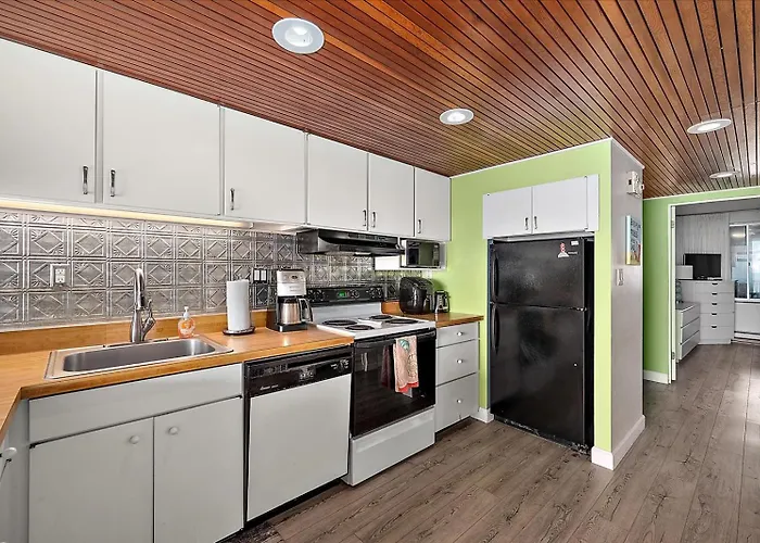 1 Bedroom Oceanfront Condo, Steps To The Beach! Holiday home