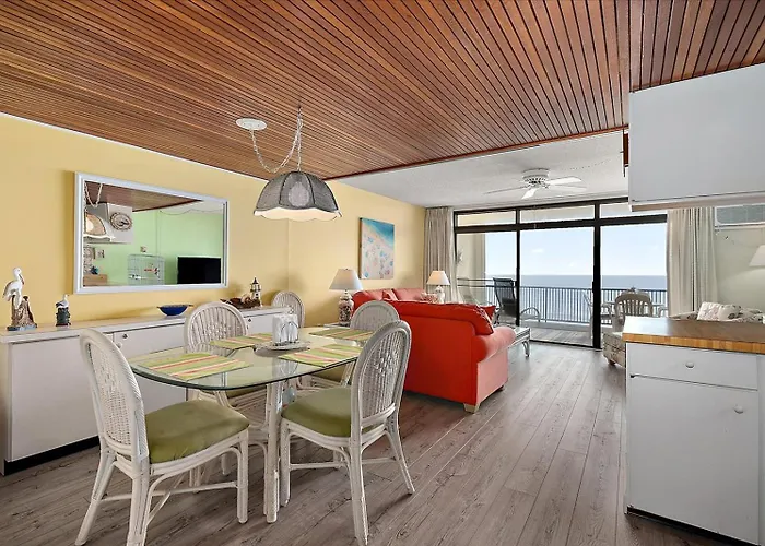 1 Bedroom Oceanfront Condo, Steps To The Beach! Holiday home