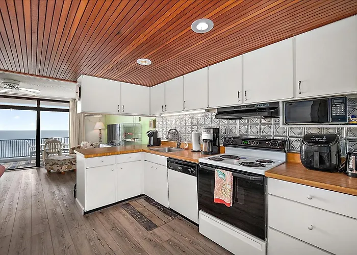 1 Bedroom Oceanfront Condo, Steps To The Beach! Holiday home