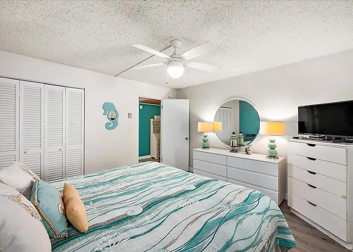 1 Bedroom Oceanfront Condo, Steps To The Beach! Holiday home