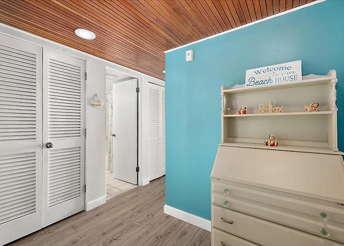 Holiday home 1 Bedroom Oceanfront Condo, Steps To The Beach! *