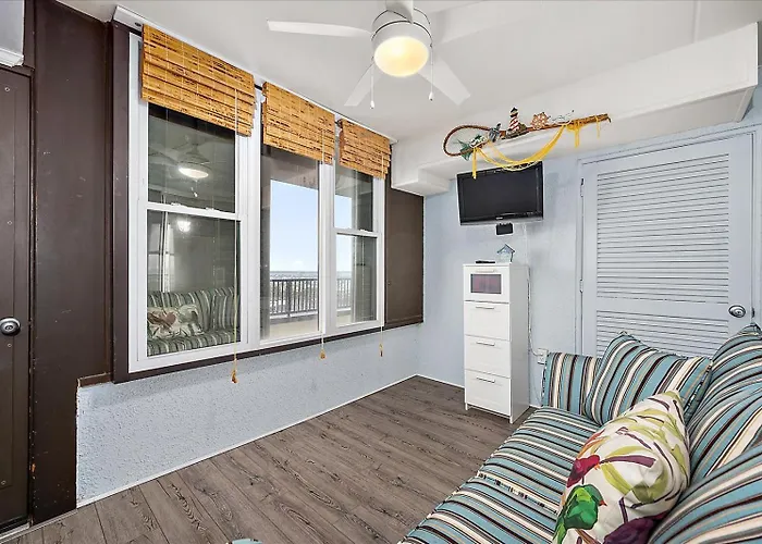 Holiday home 1 Bedroom Oceanfront Condo, Steps To The Beach!