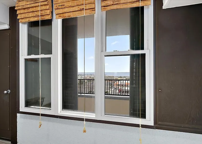 1 Bedroom Oceanfront Condo, Steps To The Beach! Holiday home