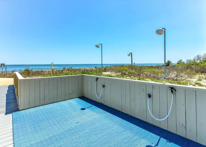 1 Bedroom Oceanfront Condo, Steps To The Beach! Holiday home